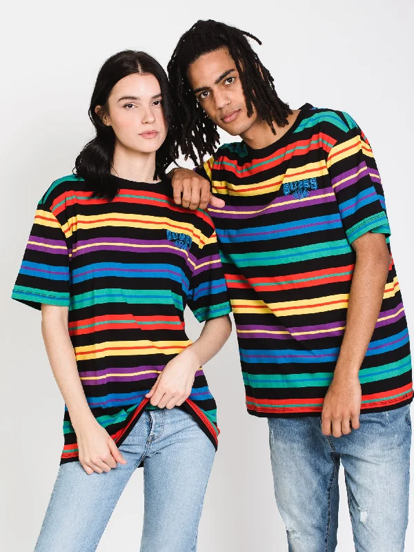 GUESS UNISEX HORIZONTAL STRIANGLE LOGOPE SHORT SLEEVE TEE - CLEARANCE Zippered Front Buttoned Front Snap Front GUESS UNISEX HORIZONTAL STRIANGLE LOGOPE SHORT SLEEVE TEE - CLEARANCE Zippered Front Buttoned Front Snap Front